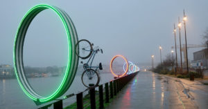 Vélos accrochés aux anneaux de Buren à Nantes