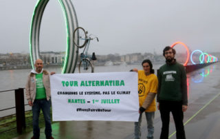 Vélos accrochés aux anneaux de Buren à Nantes