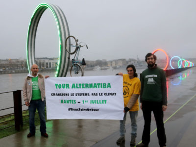 Vélos accrochés aux anneaux de Buren à Nantes