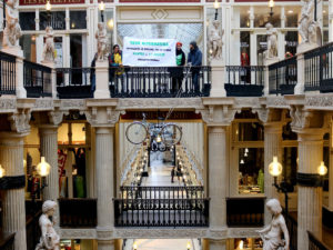Vélos accrochés au passage Pommeraye à Nantes
