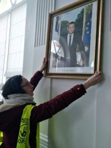 Décrochage du portrait présidentiel à la mairie d'Ancenis