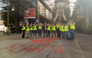 Main rouge géante devant l'Éléphant de Nantes