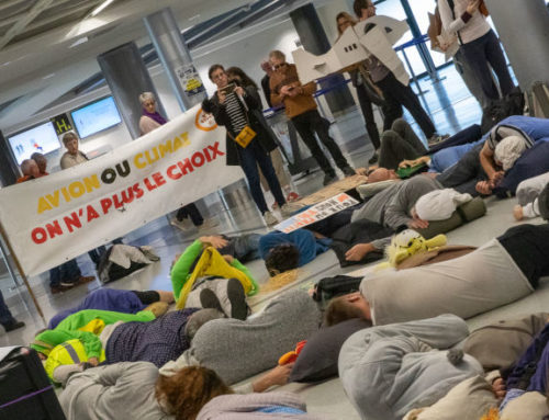 En pyjama à l’aéroport, pour un couvre-feu plus long et respecté !