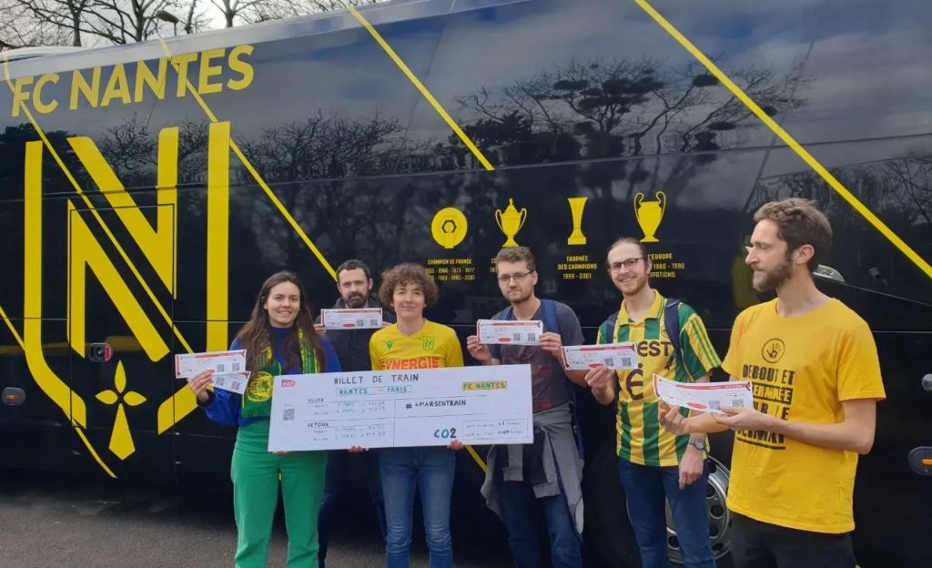 Un billet de train géant attendait les joueurs à la montée dans le bus
